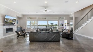 智能电视、壁炉、乒乓球、办公室