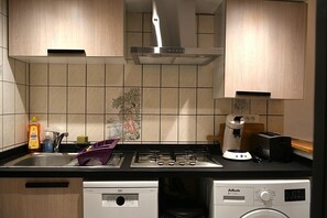 Fridge, microwave, oven, stovetop - Apartment 'Villa Les Lauriers' with Shared Terrace, Wi-Fi and Air Conditioning (Lioux)