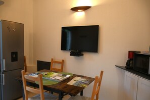 Dining - Apartment 'Villa Les Lauriers' with Shared Terrace, Wi-Fi and Air Conditioning (Lioux)