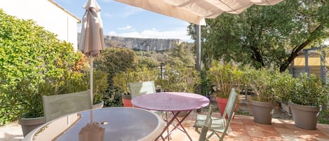 تناول الطعام بالخارج