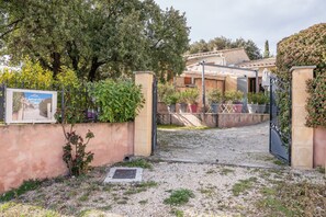 Property grounds - Apartment 'Villa Les Lauriers' with Shared Terrace, Wi-Fi and Air Conditioning (Lioux)