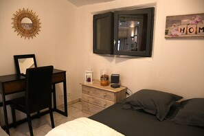 2 bedrooms, free WiFi, bed sheets - Holiday Apartment 'Villa les Lauriers' with Mountain View & Wi-Fi (Lioux)