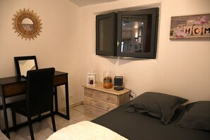 2 bedrooms, free WiFi, bed sheets - Apartment 'Villa Les Lauriers' with Shared Terrace, Wi-Fi and Air Conditioning (Lioux)