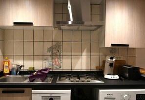 Fridge, microwave, oven, stovetop - Holiday Apartment 'Villa les Lauriers' with Mountain View & Wi-Fi (Lioux)