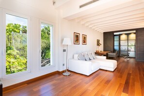 TV, fireplace, stereo - 'Luxury Villa Larios Torrequebrada' with Sea View, Pool & Wi-Fi (Benalmádena)