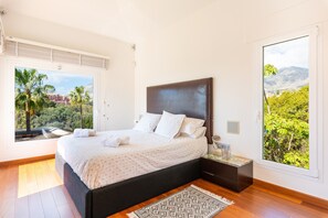 5 bedrooms, iron/ironing board, free WiFi, bed sheets - 'Luxury Villa Larios Torrequebrada' with Sea View, Pool & Wi-Fi (Benalmádena)