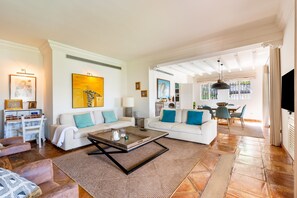 TV, fireplace, stereo - 'Luxury Villa Larios Torrequebrada' with Sea View, Pool & Wi-Fi (Benalmádena)