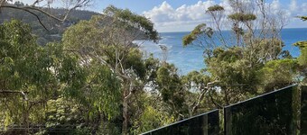 The Treehouse. Bright Beach House Overlooking the Ocean. 2min Walk to the Beach!