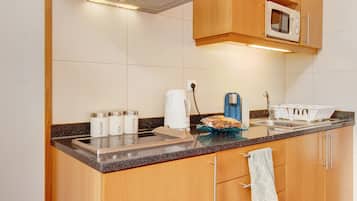 Fridge, microwave, stovetop, coffee/tea maker