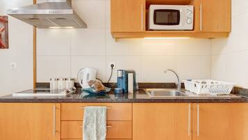 Frigorifero, microonde, piano cottura, macchina per tè/caffè