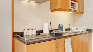 Fridge, microwave, stovetop, coffee/tea maker