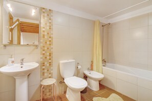 Bañera, secador de pelo, toallas