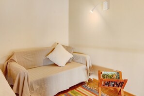 TV - Apartment "Calheta Lofts I" with Mountain View, Private Balcony & Wi-Fi (Lombo Do Doutor)