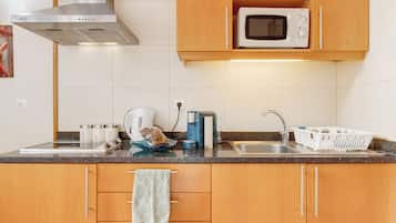 Kühlschrank, Mikrowelle, Herdplatte, Wasserkocher mit Kaffee-/Teezubehör