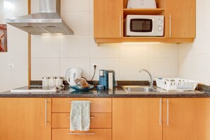 Fridge, microwave, stovetop, coffee/tea maker - Apartment "Calheta Lofts I" with Mountain View, Private Balcony & Wi-Fi (Lombo Do Doutor)