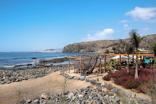 Una spiaggia nelle vicinanze