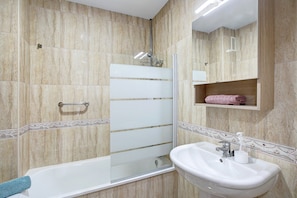 Bathtub, free toiletries, hair dryer, towels - Holiday Home Palmar D10 with Shared Pool, Balcony and Wi-Fi (Palm-Mar)