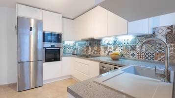 Fridge, microwave, oven, stovetop