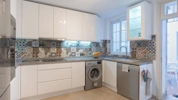 Frigorífico, microondas, horno y placa de cocina