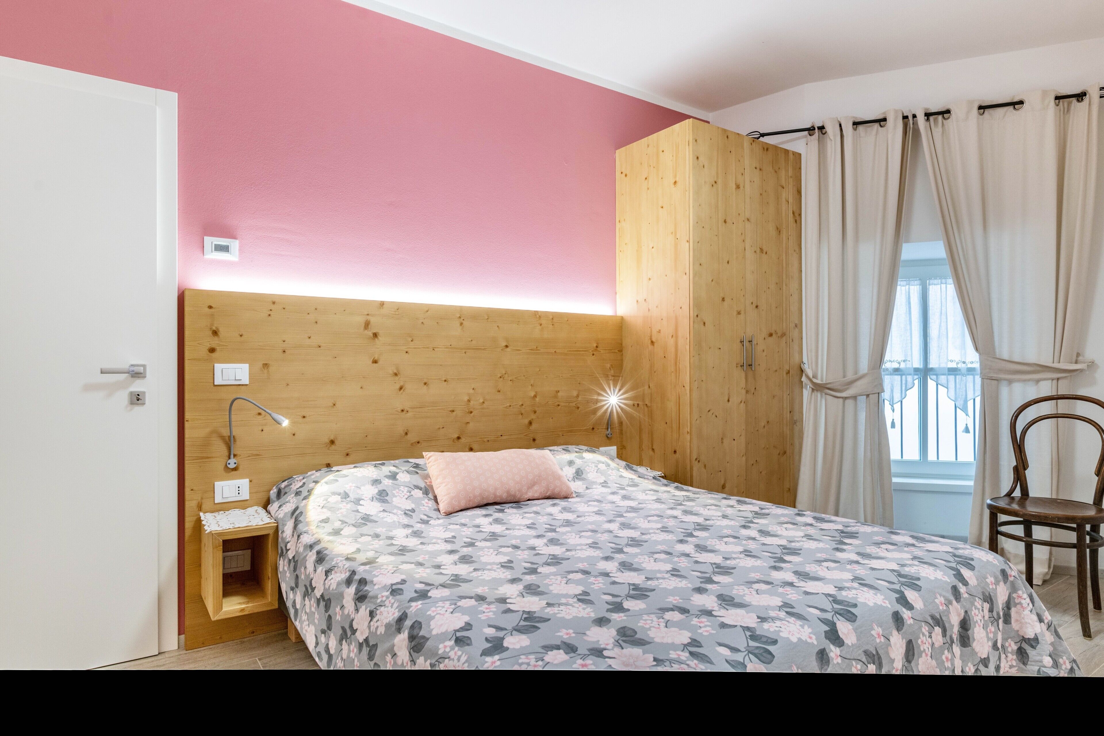 2 多间卧室、免费 WiFi、床单