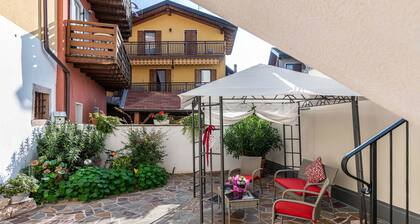 Ferienwohnung 'L'Antica Corte Apt Angelina' mit Bergblick, Balkon und WLAN