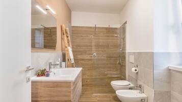 Douche, sĂšche-cheveux, serviettes fournies