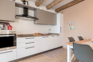 Fridge, microwave, oven, stovetop - Holiday Apartment 'L'Antica Corte Apt Mara' with Mountain View & Wi-Fi (Levico Terme)