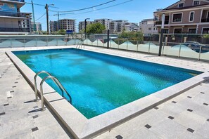 Una piscina al aire libre de temporada
