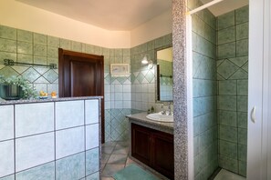 Bathtub, hair dryer, towels