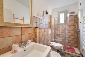 Dusche, Haartrockner, Handtücher