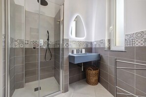 Dusche, Haartrockner, Handtücher