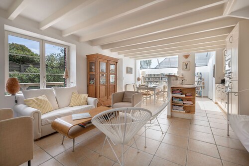 Character house 100 metres from beach – Sleeps 7