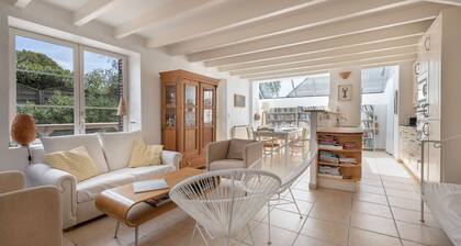 Character house 100 metres from beach – Sleeps 7