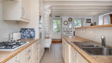 Réfrigérateur, micro-ondes, four, cafetiÚre/bouilloire