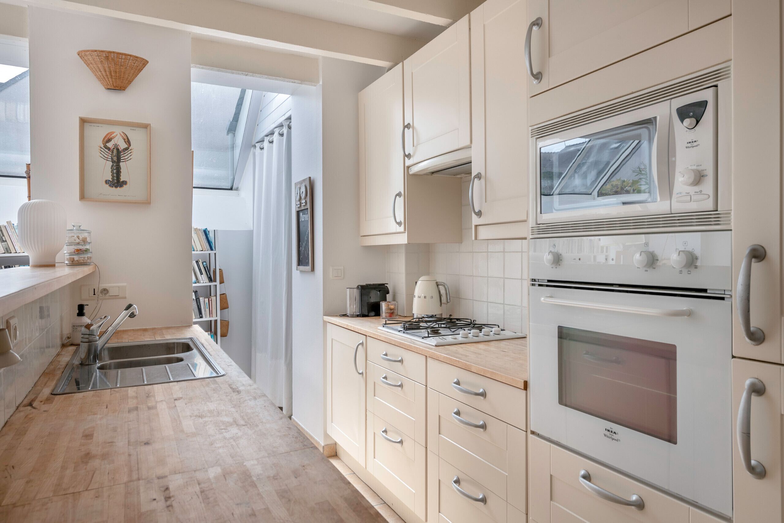 Fridge, microwave, oven, coffee/tea maker