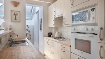 Réfrigérateur, micro-ondes, four, cafetiÚre/bouilloire