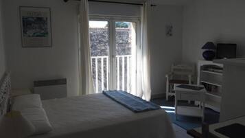 Standard Studio, Pool View | Hypo-allergenic bedding, individually furnished, soundproofing