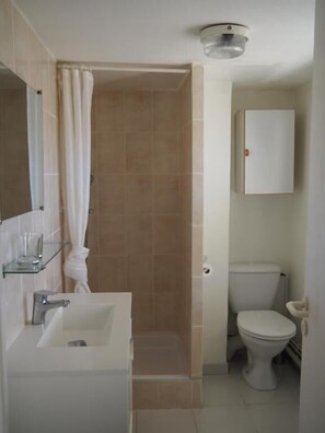 Standard-Studio, Poolblick | Badezimmer | Dusche, Regendusche, Handtücher, Seife