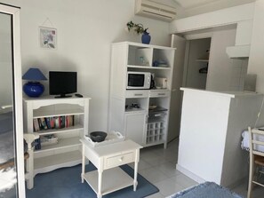 Standard Studio, Pool View | Living area