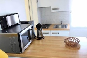 Standard Studio, Pool View | Microwave