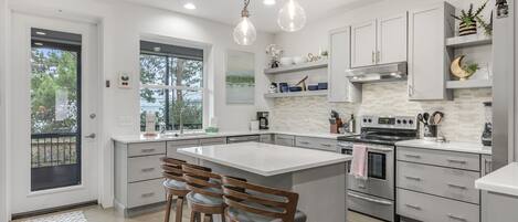 Refrigerador, microondas, horno y parrilla de estufa