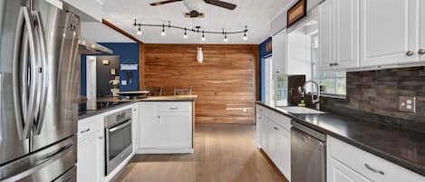 House, 2 Bedrooms | Private kitchen