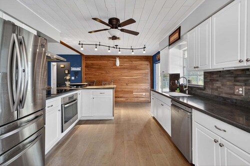 The Lake Home - Beautiful Oasis In The Heart Of Florida! 2 Bedroom Home by RedAwning