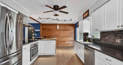 The Lake Home - Beautiful Oasis In The Heart Of Florida! 2 Bedroom Home by RedAwning