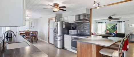 Casa, 2 habitaciones | Cocina privada | Frigorífico, horno, cafetera o tetera y tostadora