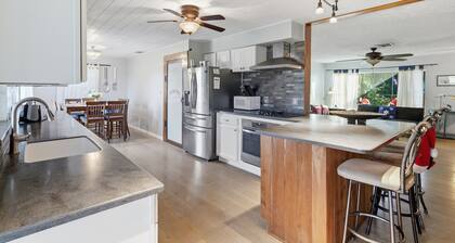 The Lake Home - Beautiful Oasis In The Heart Of Florida! 2 Bedroom Home by RedAwning