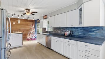 House, 2 Bedrooms | Private kitchen | Fridge, oven, coffee/tea maker, toaster