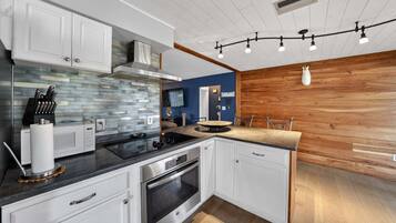 House, 2 Bedrooms | Private kitchen | Fridge, oven, coffee/tea maker, toaster