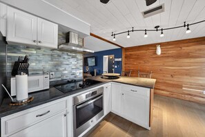 House, 2 Bedrooms | Private kitchen | Fridge, oven, coffee/tea maker, toaster - The Lake Home - Beautiful Oasis In The Heart Of Florida! 2 Bedroom Home by RedAwning (Haines City)