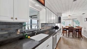 House, 2 Bedrooms | Private kitchen | Fridge, oven, coffee/tea maker, toaster